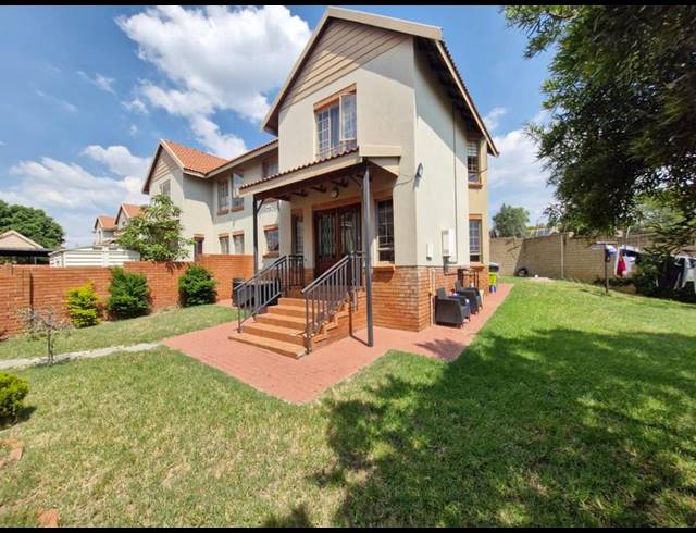 3 BEDROOM TOWNHOUSE FOR SALE IN BROOKLANDS LIFESTYLE ESTATE